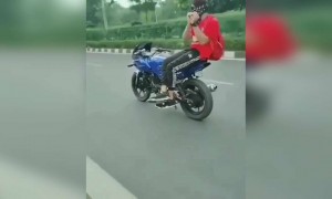 इसकी गाडी आटोमेटिक चलती है लगता है