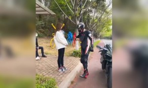 ये बाइकर सबको मास्क बाँटता है ताकी उन्हें कोरोना न हो