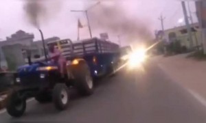 ट्रेक्टर से भी लोग गज़ब का स्टंट करते है