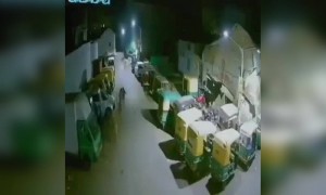 कोने कोने से ढूंढ कर निकाल के भगा रही पुलिस