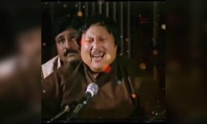 क्या आप पहचानते है इस फेमस गायक को?