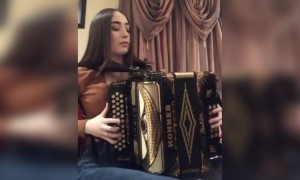 कितनी बेहतरीन हैंड हारमोनियम बजाती है ये लड़की