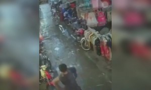 गाडी वाले ने टी शर्ट ही फाड़ डाली