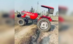 बिना ड्राइवर का चलता ट्रैक्टर देखिये