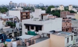 इस लॉक डाउन के स्तिथि में भी बच्चे अनोखे अंदाज़ में खेल ही ले रहे है