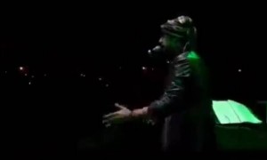 देखिये लाइव गाना 