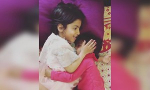 देखिये कैसे ये बड़ी बेहेन छोटे भाई को लोरी गा कर सुला रही है