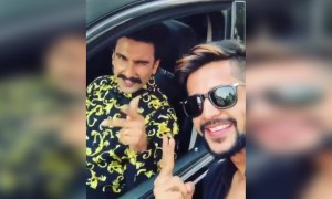 रणवीर सिंह अपने फैंस के साथ गाते हुए