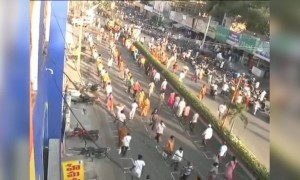 देखिये सब कैसे एक लाइन बना कर चल रहे जब वो सब्ज़ी लेने निकल रहे