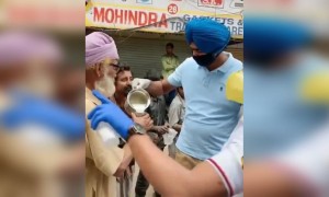 देखिये कैसे सिख अभी भी लोगों की सेवा में लगे है