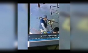 इस आदमी ने बैंगलोर में एक औरत के ऊपर खाँसा और फिर भाग गया