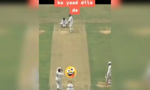 ये तो बैट लेकर ही भाग गया बॉलर