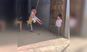 बच्चे खुश रहने का तरीका ढूंढ ही लेते छोटे छोटे चीज़ों में