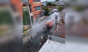 बच्चे पानी में मजे करते हुए