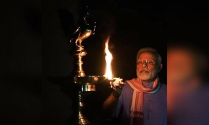 देखिये मोदी जी को दिया जलाते हुए