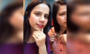 बरनोल लगाने बोल रही एक बेहेन दूसरे को