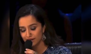 श्रद्धा कपूर कितना प्यारा गाना गाती है