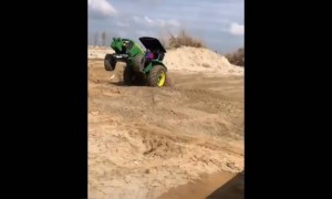 ट्रेक्टर ने कमाल का स्टंट देखिये यहाँ