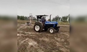 ट्रैक्टर में इतना ताकत होता है के वो पेड़ तक गिरा देता है