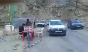 लद्दाख से आ रहे लोगों की हो रही है चेकिंग कोरोना की