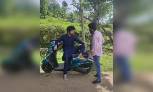 मौके का फायदा उठाया लड़के ने