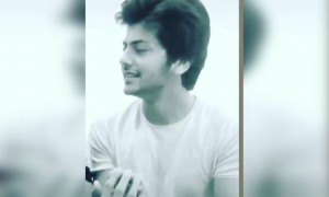 मम्मी के हाथ अब लग गया है फ़ोन