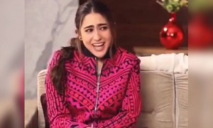 सारा अली खान को गाना गाते हुए देखिये