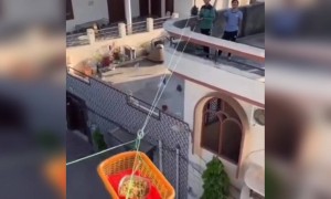 ये देखिये लोगों ने नया तरीका निकाल लिया खाना पहुंचाने का