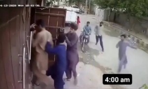 पुलिस की गाडी दिखी नहीं के ये बच्चे गायब LOL