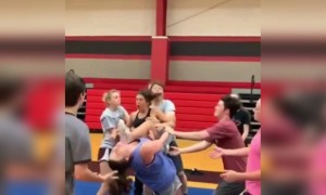 बहुत ही ज़ोरों का लगा होगा उस लड़की को LOL