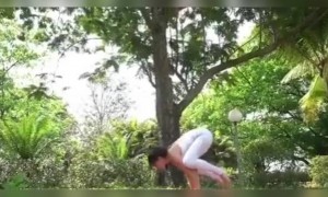 बॉलीवुड स्टार्स कर रहे है योग घर पर