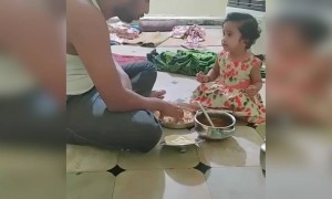 देखिये कैसे ये बच्ची अपने पिता को खाना खिला रही