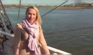 ये लो रिपोर्टिंग करते करते पानी में ही गिर गयी ये