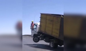 देखिये इनको कैसे ट्रक को सीधा करने की कोशिश कर रहे है