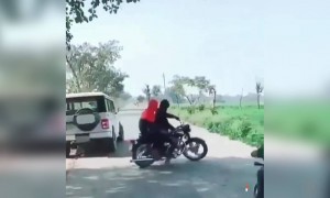 इसलिए कहते है रोड अच्छे से देख कर गाडी घुमाना चाहिए