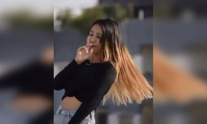 देखिये इस क्यूट लड़की का वीडियो