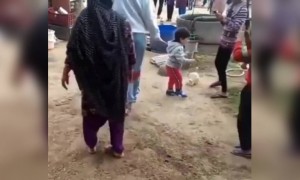 सैफ, करीना और तैमूर गांव की सैर करते हुए