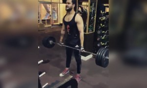 डेडलिफ्ट करने से आपकी बैक मजबूत होती है