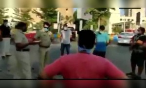 ठाणे में लॉक डाउन का उलंघन करने वाले लोगों की पुलिस ने आरती उतारी