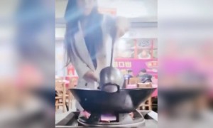 नाच नाच कर खाना बना रही है ये लड़की