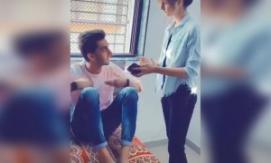 बताओ यहाँ इस लड़की को फ़ोन की पड़ी है LOL