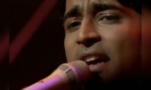 कोई मुझको यूं मिला है जैसे बंजारे को घर