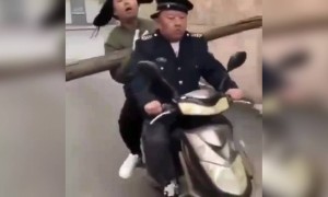 ज़ोरदार गिरा पीछे वाला लड़का