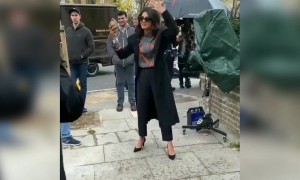 प्रियंका चोपड़ा ने फोड़ा नारियल