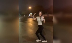 खाली सड़क पर पर हरयाणवी लड़की का डांस