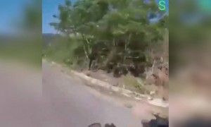 ताली देने के चक्कर में गया निचे