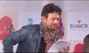 इरफ़ान कविता पढ़ते हुए