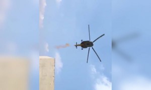 डॉक्टर और नर्सों पर फूलों की बारिश