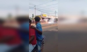 शराब की दुकान खुलने पर लोगों ने मनाई ख़ुशी