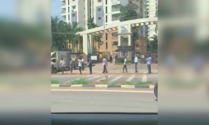 खुली दारू की दुकान, लोगों ने लगाया लंबा लाइन